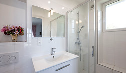 14 - Chambre rose salle de bain.jpg