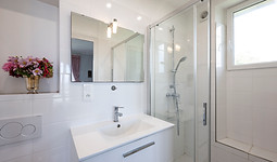 14 - Chambre rose salle de bain.jpg