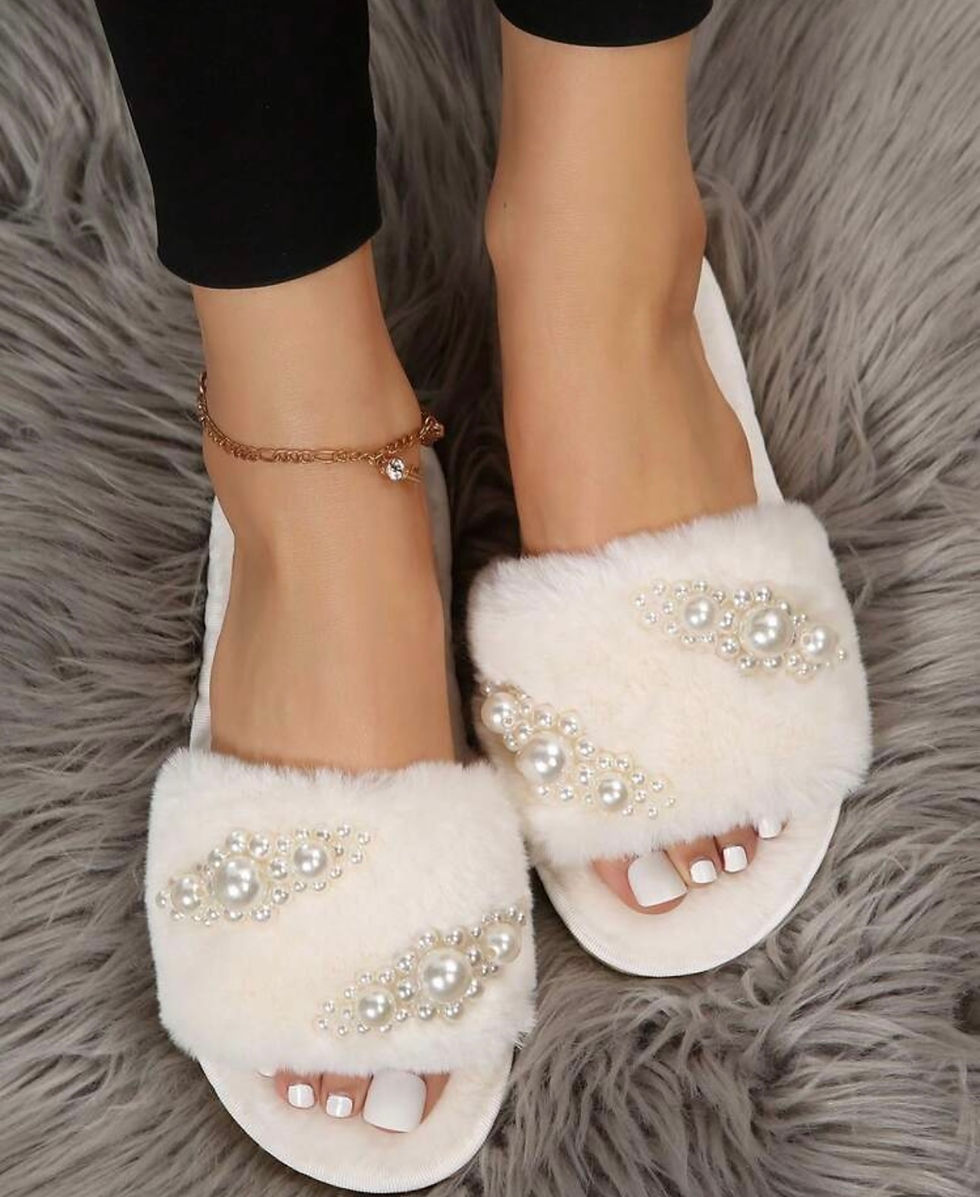Thumbnail: Women Pearl Fluffy Slippers