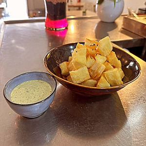 Yuquita frita con salsa Huacatay
