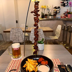 Anticuchos con guarnición