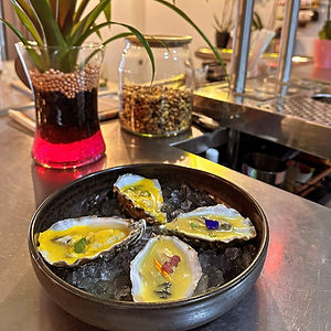 Ostras acevichadas de ají amarillo y fruta de la pasión