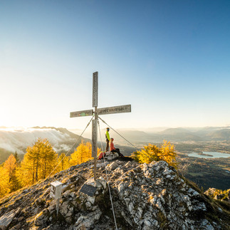 Fotograf Gert Perauer nutzt die tolle Herbststimmung für Werbefotos auf dem Berg in der Region Villach in Kärnten im Süden Österreich. Am Bild zu sehen ist Villach und Umgebung und der Faaker See.