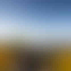 Fotograf Gert Perauer nutzt die tolle Herbststimmung für Werbefotos auf dem Berg in der Region Villach in Kärnten im Süden Österreich. Am Bild zu sehen ist Villach und Umgebung und der Faaker See.