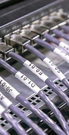 Cable de datos UTP identificado mediante cinta rotuladora termo contraíble