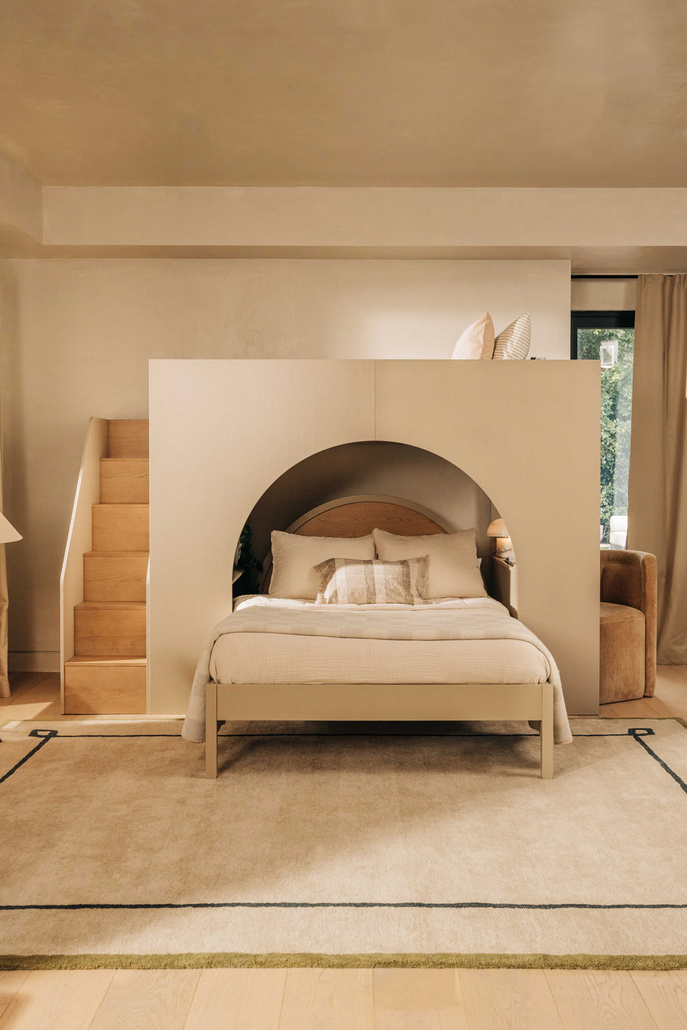 M32971TPESH_room-front-bed-vertical