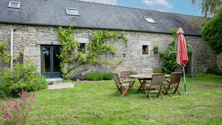 Espace extérieur orienté vers la piscine du gite 6 personnes : Le Louarn
