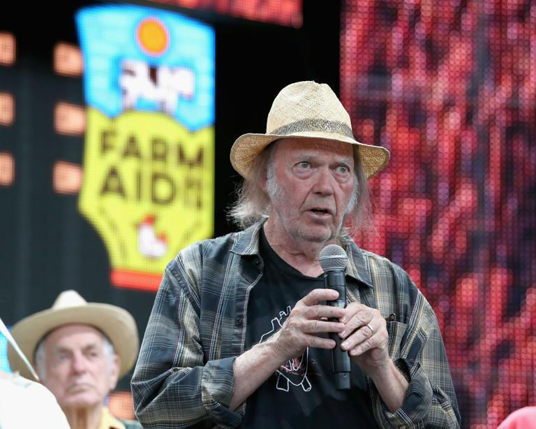 Neil Young se despide de Spotify y muchos artistas le siguen.