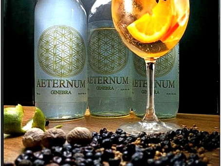 "Descubriendo la Esencia de la Ginebra: Historia, Estilos, Coctelería y Tendencias" 