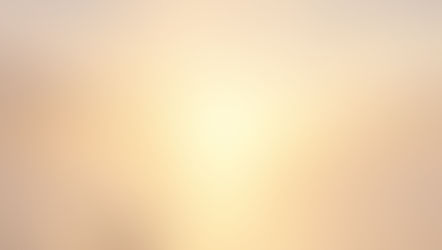 Inspirierendes Zitat auf sanftem Sonnenuntergang über ruhigem Wasser mit einer weißen Feder: „Ich dachte, ich hätte sie verloren. Dann hatte ich diesen Traum …“ – emotionale Stimmung von Hoffnung, Erinnerung und innerem Frieden.