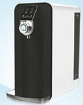 Osmoseur polyvalent sans connexion au réseau d'eau installé en 5 minutes. Une eau osmosée de qualité optimale pour créer son eau thérapeutique. Choix également de température pour des thés ou cafés sublimés.