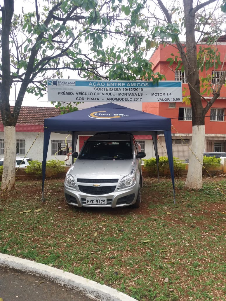 O veículo a ser sorteado está exposto na frente da Santa Casa de Formiga