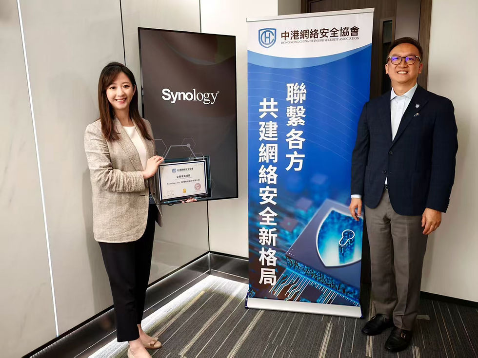 協會創會主席葉青陽先生(右)為群暉科技國際業務部總監 Ms. Joanne Weng(左)頒發企業會員證書