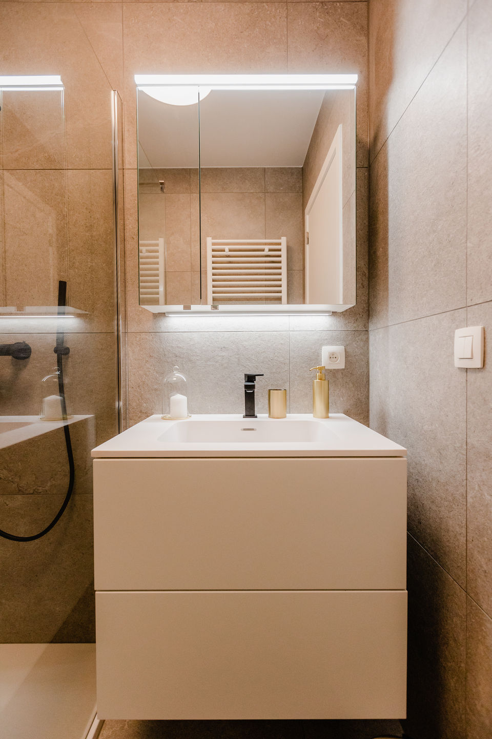 Badkamer volledig betegeld met keramische vloer- en wandtegels van 60x60cm.