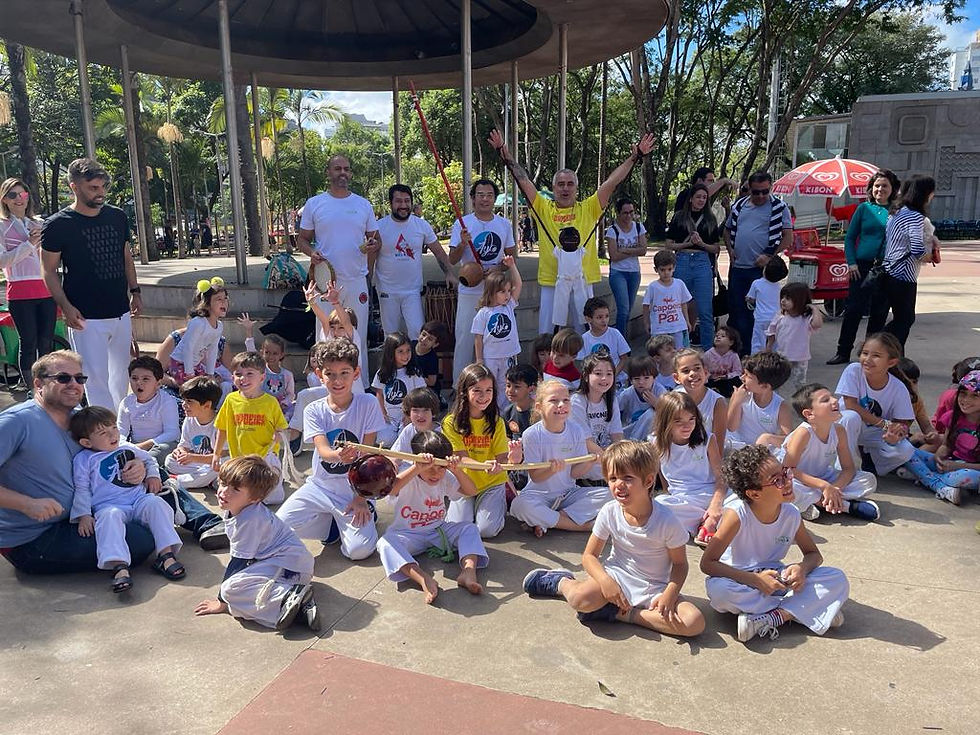 Professor Freddy com os alunos em uma roda de capoeira aberta na Praça da Assembleia