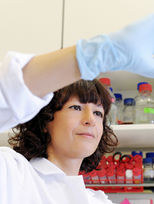 150831_Emmanuelle_Charpentier_labpicture_Hallbauer&Fioretti_1159_scaled.jpg