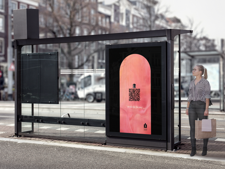 Affiche du parfum Black Opium avec une jeune femme moderne en arrière-plan, illustrant l’importance de créer du contenu visuel attractif pour séduire sa clientèle idéale dans le secteur de la beauté.