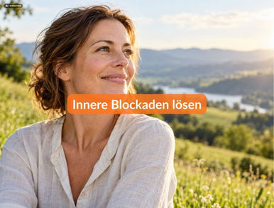 Lächelnde Frau vor einer grünen Landschaft – Symbolbild zum Thema innere Blockaden lösen.