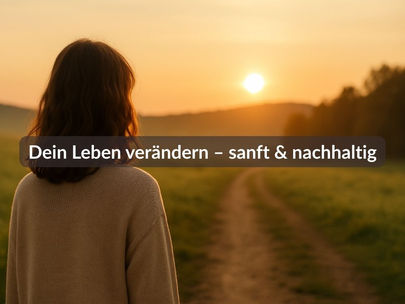 Frau blickt im Sonnenuntergang auf einen Feldweg in weiter Landschaft – Symbol für Neuanfang und Leben verändern.