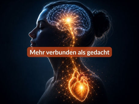 Zusammenhang Psyche und Körper – Gehirn und Herz symbolisieren die Verbindung zwischen mentalen und körperlichen Prozessen.