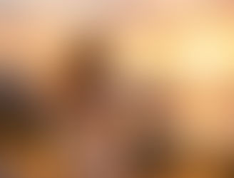 Ruhige Person im Morgenlicht als Symbol für Vergangenheit loslassen und innere neue Energie.