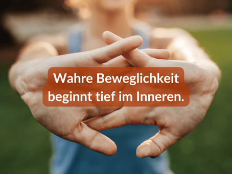 Beweglichkeit verbessern beginnt im Inneren – entspannte Frau bei achtsamer Bewegung im Sonnenlicht.