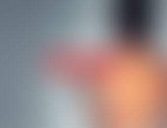 Verspannter Nacken – Person hält sich den Nacken als Symbol für Verspannungen und eingeschränkte Beweglichkeit.