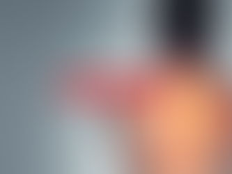 Verspannter Nacken – Person hält sich den Nacken als Symbol für Verspannungen und eingeschränkte Beweglichkeit.