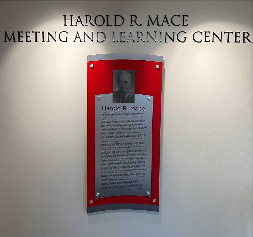 Individual recognition plaque for a learning center