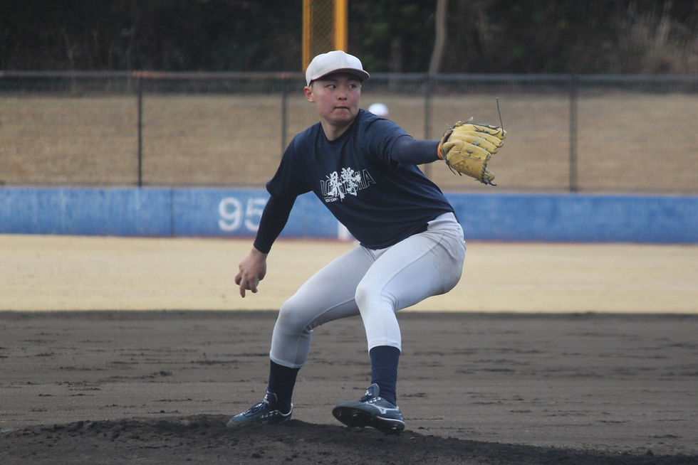 紅白戦で投げる内山(新2・仙台育英)