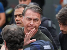 Alexandre de Moraes mantém prisão domiciliar de Jair Bolsonaro