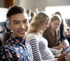 Sourire étudiant en conférence