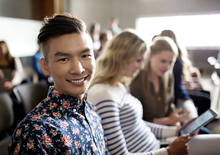 Sourire étudiant en conférence