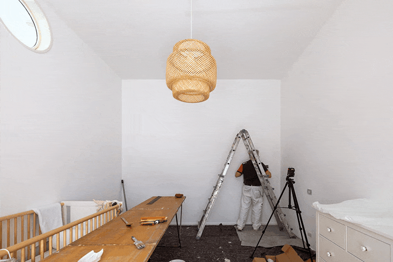 breve sequenza della posa della carta da parati e arredo della cameretta bimbi