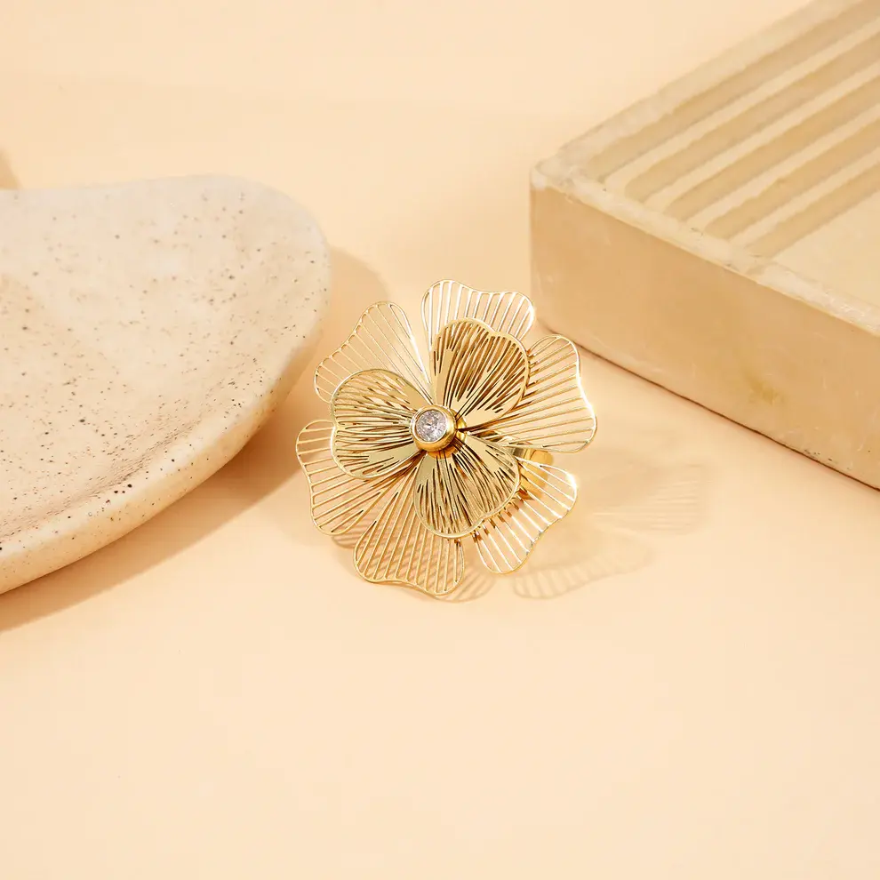 Bague dorée ajustable pétales de fleurs avec strass