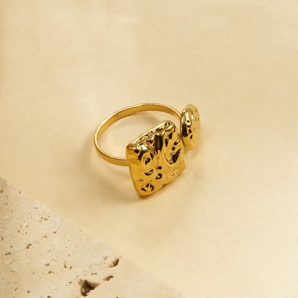 Bague dorée martelée duo carré et rond ouverts