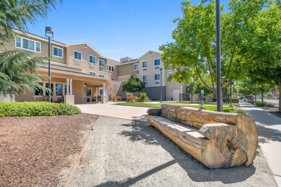 Carmel-Village-at-Clovis-exterior-bench-1024x683