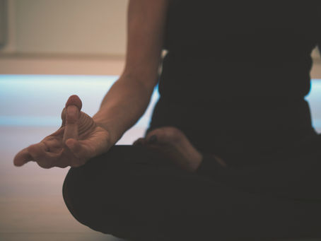 Séance de méditation au musée