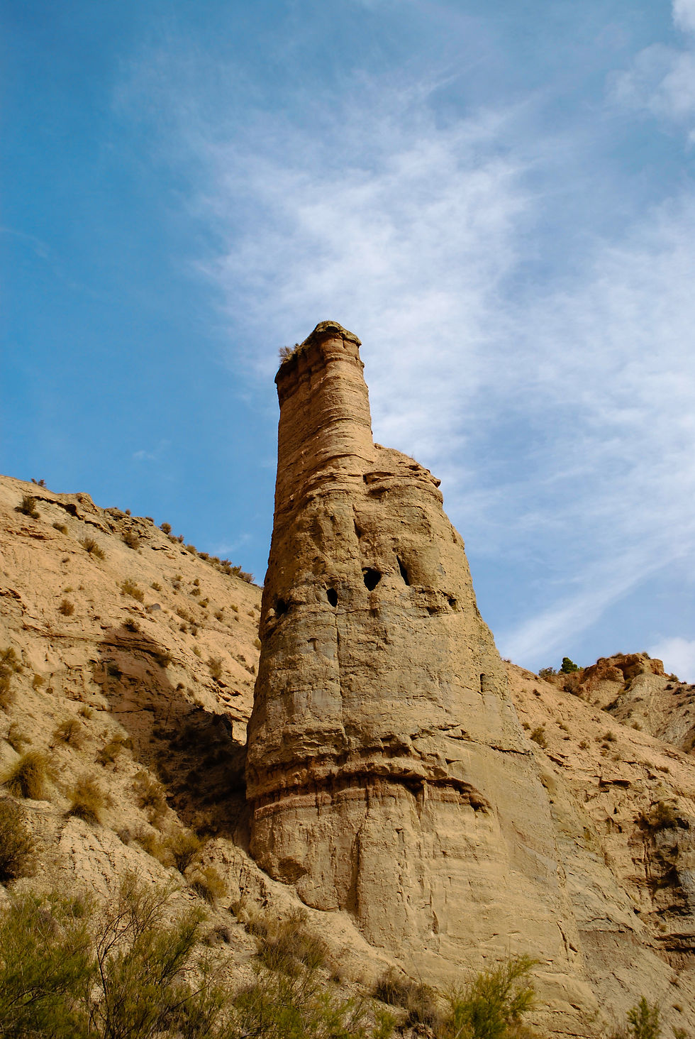 Una chimenea de hada en medio de un paisaje arido