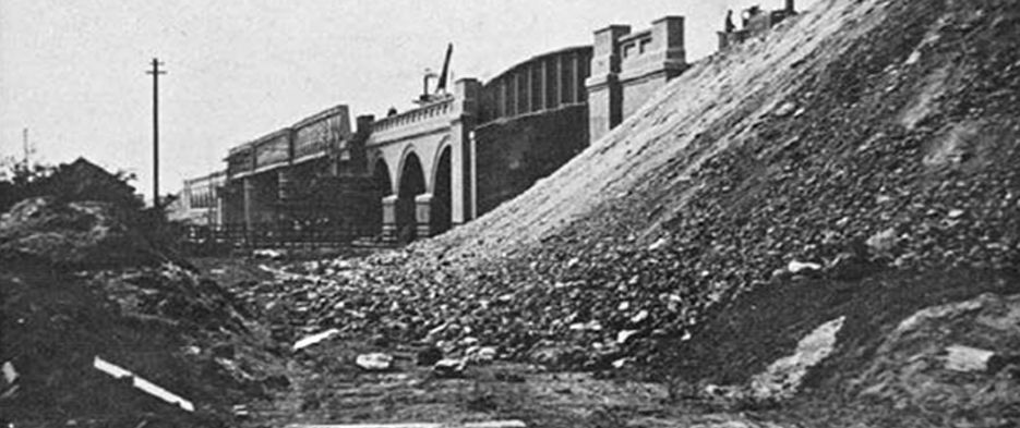 GCR Bridge and Iremongers 1894.jpg