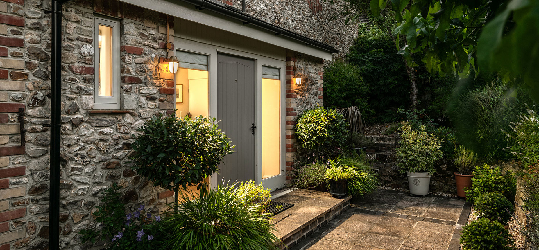 outside shot of Underhill Barn