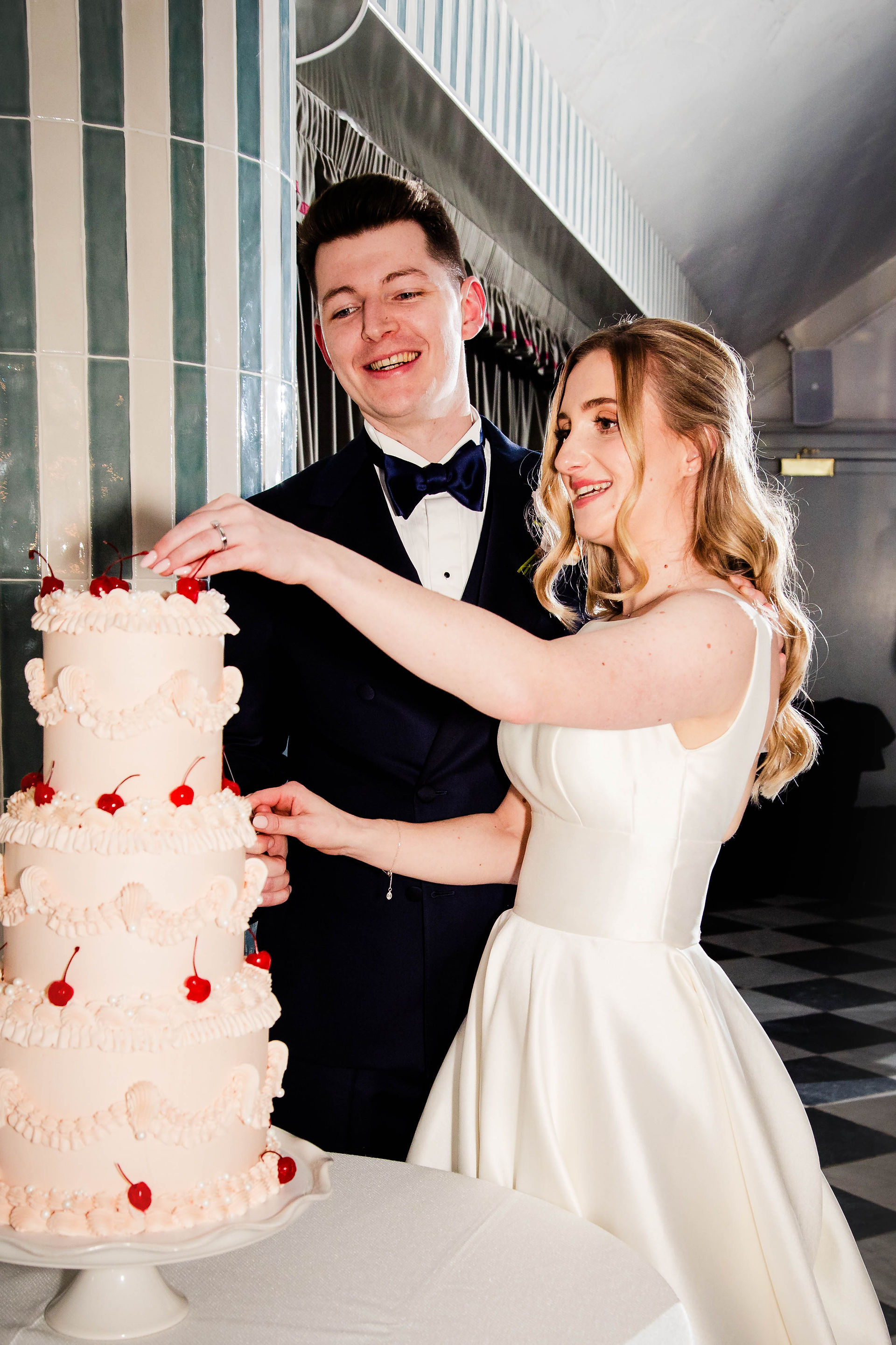 kin house wedding cake