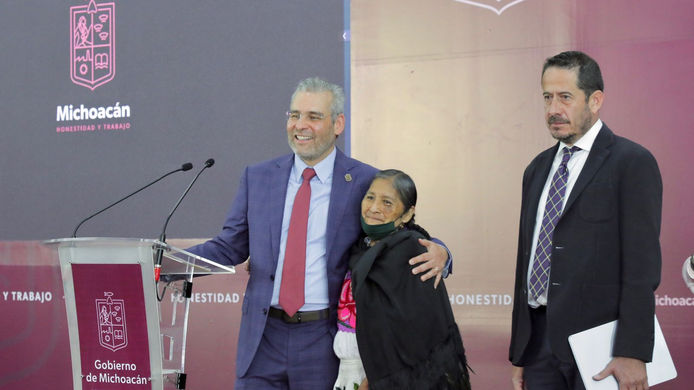 Llama Bedolla a empresas a que respeten labor de artesanos y origen auténtico de sus piezas