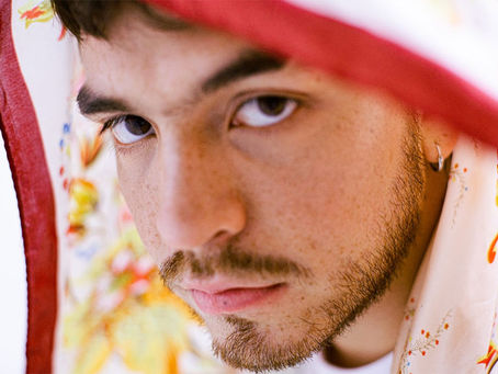 Komba les canta a los sueños por cumplir en "Waxxx"