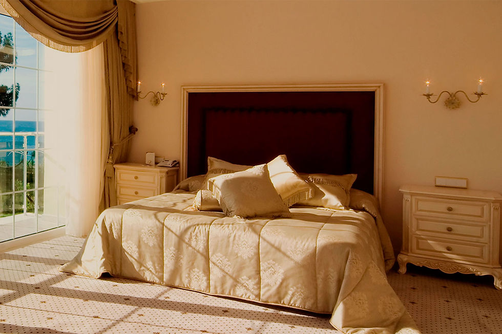 Gama Wellington. Habitación elegante con cama grande y vista al mar.