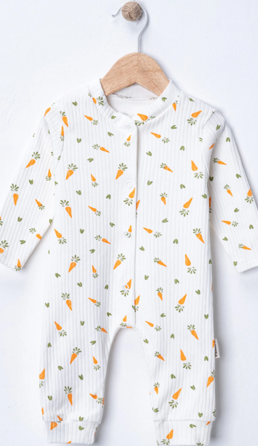 Küçük resim: Havuç Ve Kalp Desenli Fitilli Pamuklu Boydan Çıtçıtlı Bebek Tulumu Pijama