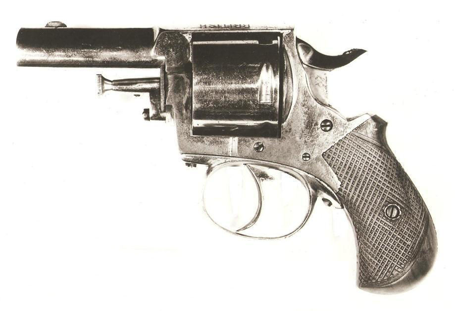 B&W photo of an old revolver