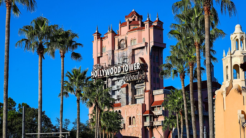 Fachada da atração The Twilight Zone Tower of Terror, cercada por palmeiras no Disney’s Hollywood Studios.