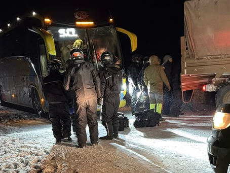 Rescatan a las 59 personas aisladas por nevazón en la ruta 27-CH: operativo permitió evacuar a pasajeros y motociclistas