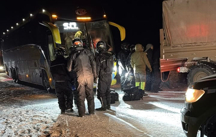 Rescatan a las 59 personas aisladas por nevazón en la ruta 27-CH: operativo permitió evacuar a pasajeros y motociclistas